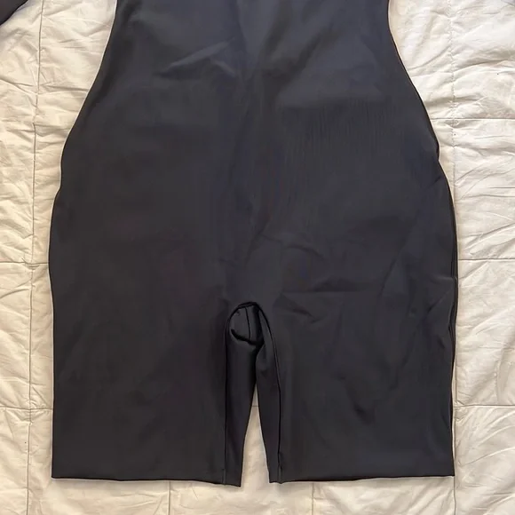 SKIMS ALL-IN-ONE LONG SLEEVE MID THIGH ONESIE - Picture 4 of 15